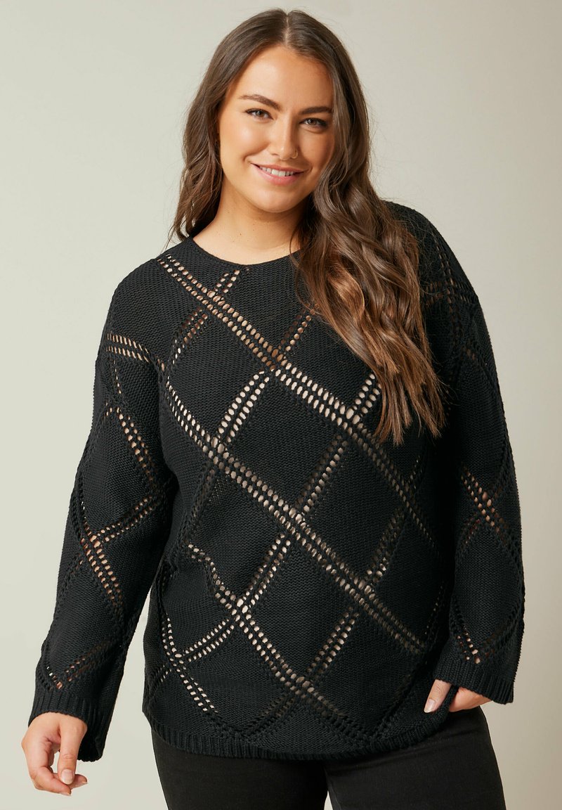 Schwarzer Strickpullover mit offenem Rautenmuster, langen Ärmeln und rundem Ausschnitt. Die strukturierte Gestaltung erhöht das visuelle Interesse.