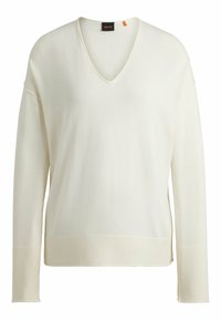 Cremfarbener, langärmeliger V-Ausschnitt-Pullover mit gerippten Bündchen und Saum, ausgestattet mit einem kleinen schwarzen und orangefarbenen Markenlabel im Kragen.