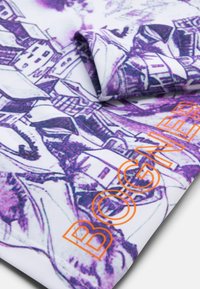 Witte stof met een paarse en zwarte abstracte print van huizen. Het woord "BOGNER" is prominent in oranje weergegeven.
