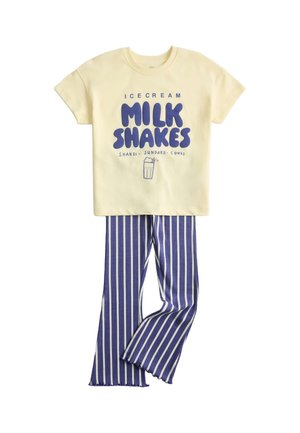 Gul t-shirt med korte ærmer med blå teksten "Milk Shakes" og illustration, kombineret med blå og hvide bukser med lodrette striber.