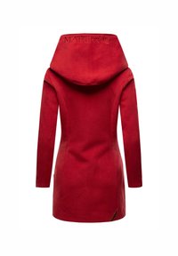 Manteau rouge à capuche avec un design ajusté, texture douce et logo brodé sur la capuche. Présente des manches longues et un détail d'ourlet en biais.