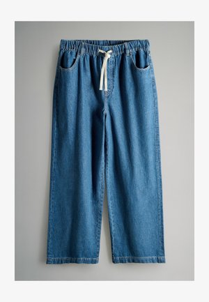 Pantaloni larghi in denim blu con vita elastica e coulisse. Presentano due tasche laterali e un design casual.