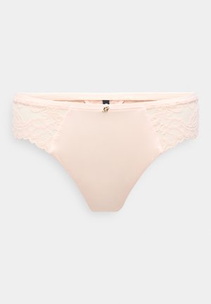 String de lingerie rose avec devant en satin lisse et côtés en dentelle délicate. Présente un petit accent décoratif en métal. Texture douce, design minimaliste.