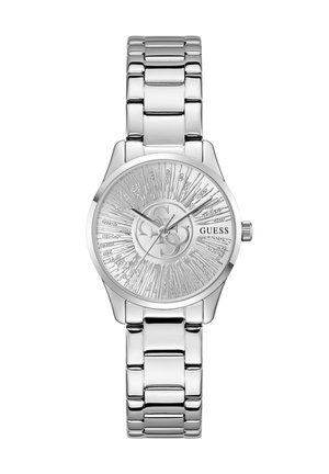 Montre à bracelet à maillons en métal argenté avec cadran texturé effet rayons de soleil, détails en cristal, trois aiguilles et logo Guess sur le côté droit du cadran.