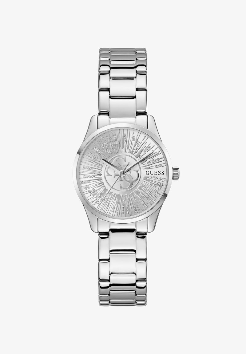 Montre à bracelet à maillons en métal argenté avec cadran texturé effet rayons de soleil, détails en cristal, trois aiguilles et logo Guess sur le côté droit du cadran.