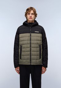 Giacca imbottita con parte superiore nera e sezione inferiore verde oliva, dotata di chiusura con zip, tasche laterali e cappuccio. Tessuto testurizzato.
