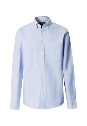 Chemise bleu clair à manches longues avec boutons, col boutonné et petit logo blanc brodé sur le côté gauche de la poitrine.