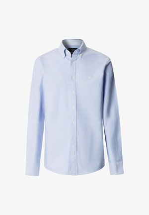 Chemise bleu clair à manches longues avec boutons, col boutonné et petit logo blanc brodé sur le côté gauche de la poitrine.