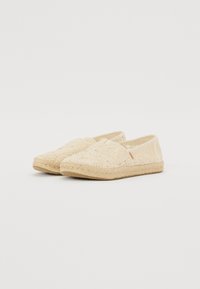 Béžové espadrilky s texturovaným vrchním materiálem, elastickou boční vložkou a tkanou juta podrážkou, s plochým, kulatým špičatým designem.