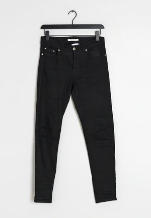 Sorte skinny jeans lavet af strækstof, med fem-lomme design, metalliske detaljer og en glat tekstur. Hænger på en sort bøjle.