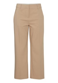 Pantalons larges beiges avec une texture lisse, dotés de poches avant et d'une coupe ajustée, fabriqués à partir d'un matériau léger et résistant aux plis.