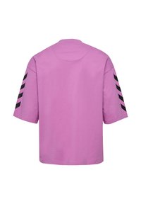 Rövid ujjú, kerek nyakú póló világos rózsaszín anyagból. Fekete átlós csíkokkal a vállakon. Sima tapintás és laza fazon.