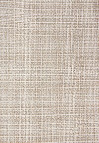 Structureret stof med et gittermønster i lys beige og creme, der har vævede fibre, som skaber en blød, taktil overflade.