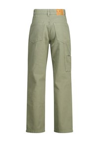 Pantalones cargo de color verde oliva con pierna recta, que cuentan con múltiples bolsillos y un parche texturizado en la cintura. El material parece duradero y grueso.