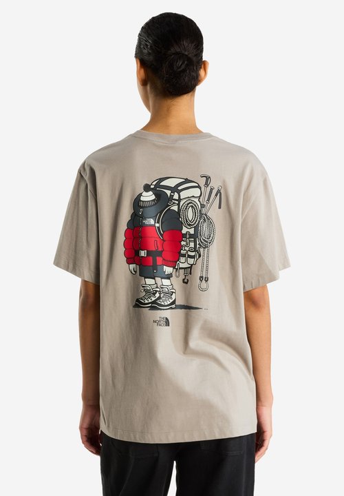 The North Face U GEAR UP GET OUT RLX SS TEE-GRAPHIC. UNISEX - Print T-shirt - stone slab — photo 2