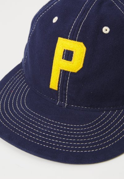 Tengerészeti baseball sapka sárga hímezett "P" betűvel. Fehér öltések és szellőző lyukak találhatók a tetején. Puha szövetállag.