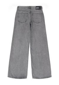 Jean en denim gris à jambes larges avec une finition délavée, comprenant deux poches arrière et une étiquette tissée au dos de la taille. Texture douce.
