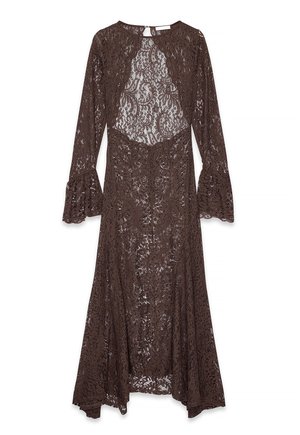 Braunes Spitzenkleid mit Glockenärmeln, das ein kunstvolles Blumendesign und einen Schlüssellochausschnitt aufweist. Bodenlang mit einer fließenden Silhouette.