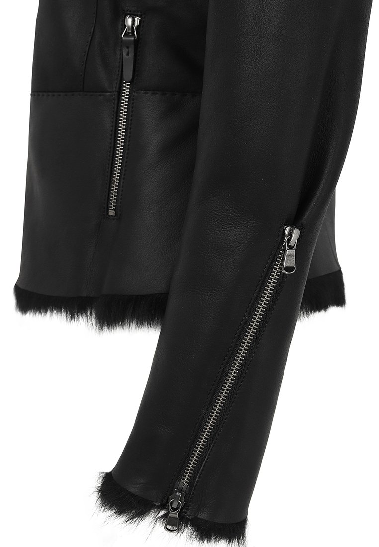 Czarna skórzana kurtka o gładkim wykończeniu, z srebrnymi zamkami na rękawach i futrzanym wykończeniem u dołu.