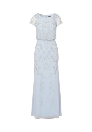 Světlomodré dlouhé šaty po zem s krátkými rukávy, zdobené stříbrnou květinovou výšivkou a blůzovým střihem vršku.