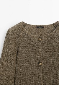 Cardigan lavorato a maglia marrone con colletto rotondo, tessuto testurizzato e due grandi bottoni sul davanti. Etichettato all'interno con il nome del marchio.