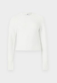 Λευκό πλεκτό πουλόβερ με μακριά μανίκια, στρογγυλή λαιμόκοψη, ριμπ μανσέτες και τελείωμα, με διακριτική λεπτομέρεια πλέξης καλώδιο στο στήθος και τα μανίκια.