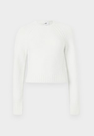 Bílý pletený svetr s dlouhými rukávy, kulatým výstřihem, žebrovanými manžetami a lemem a s jemným copánkovým vzorem na hrudi a rukávech.