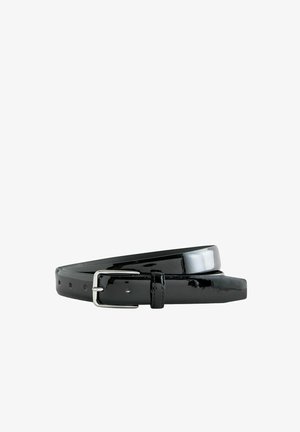 Schwarzer Glattledergürtel mit silberner Metallschließe, auf einem weißen Hintergrund aufgewickelt.