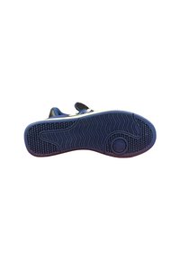 Sole di sneaker blu e bianca con modelli di grip testurizzati, logo circolare vicino al tallone, mostrata su sfondo bianco.