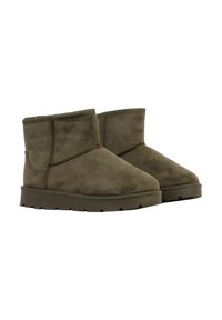 Bottes basses en daim vert avec un bout rond, des semelles rembourrées et des détails de couture sur le côté. Hauteur courte avec une bordure supérieure sans couture.