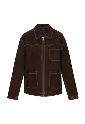 Dunkelbraune Wildlederjacke mit Frontreißverschluss, drei aufgesetzten Taschen, kontrastierenden weißen Nähten und spitzem Kragen.