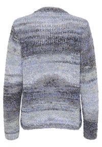 Texturerad stickad tröja med horisontella ränder i blått, grått och vitt. Avslappnad passform med långa ärmar och rundad halsringning.