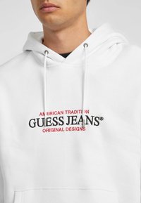 Guess Jeans HOOD REG AMERICA TRAD - Mikina - weiß
