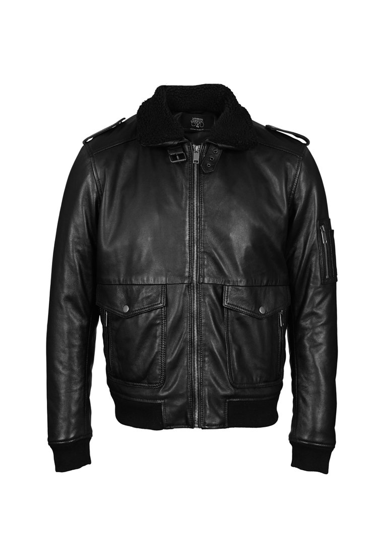 Chaqueta bomber de cuero negra con un cuello de pelo, dos bolsillos frontales, cierre con cremallera, puños acanalados y hombreras. Textura suave.