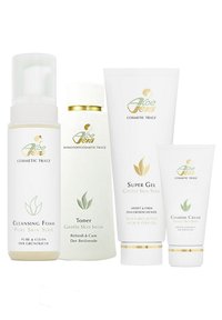 Fünf kosmetische Produkte in weißen und hellgrünen Tuben und Flaschen zeigen grüne Blattgrafiken. Die Etiketten geben Reinigungsschaum, Toner, Supergel und Creme an.