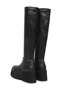 Botas de cuero negras hasta el muslo con un tacón de plataforma grueso, textura suave, punta redondeada y costuras visibles a lo largo de las costuras.