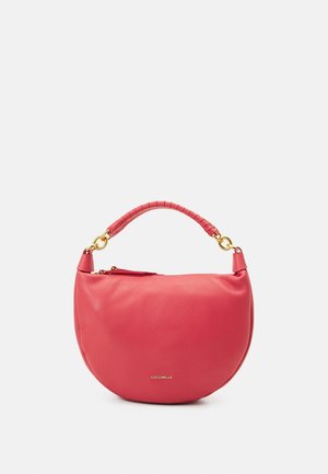 Sac à main en cuir rouge semi-circulaire avec une poignée courte matelassée, des ferrures dorées et un petit logo de marque centré devant.