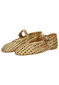 Zapatos planos de tejido dorado con puntera redonda, que cuentan con una correa lateral y detalle de hebilla. Confeccionados con un material flexible y texturizado.
