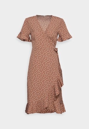 Brun slå-om kjole med hvide polkaprikker, korte flæseærmer, V-hals, bindebånd i taljen og flæsekant, vist på en hvid baggrund.