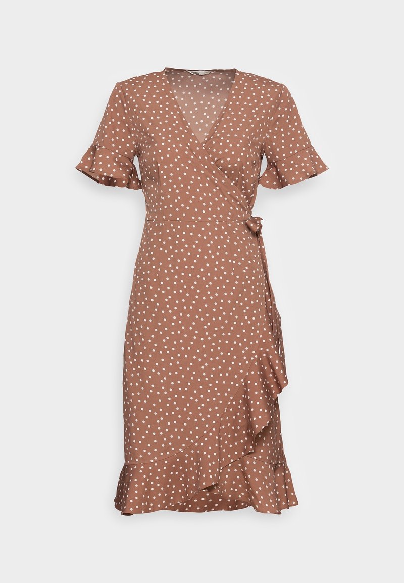 Robe portefeuille marron à pois blancs, manches courtes à volants, col en V, ceinture à la taille et ourlet à volants, présentée sur un fond blanc.