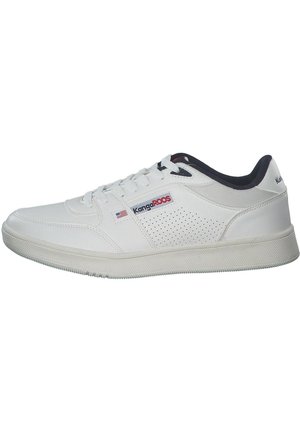 Weiße Sportschuhe mit einem glatten Obermaterial aus Leder und Mesh, Schnürdesign, durchbrochenen Akzenten und einem kontrastierenden dunkelblauen Kragen.