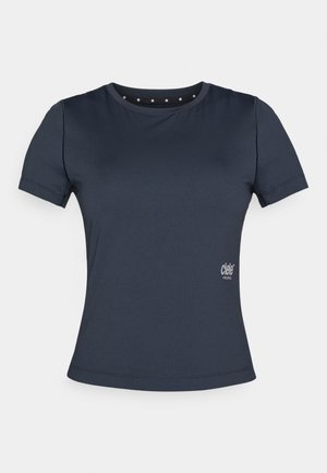 Tricou sportiv cu mânecă scurtă de culoare bleumarin, realizat dintr-un material neted, având un guler rotund cu detalii punctate și un logo pe partea inferioară.