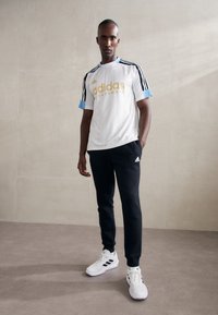 adidas Sportswear HOUSE OF TIRO NATIONS PACK - Marškinėliai su spaudiniu - white/light blue/black
