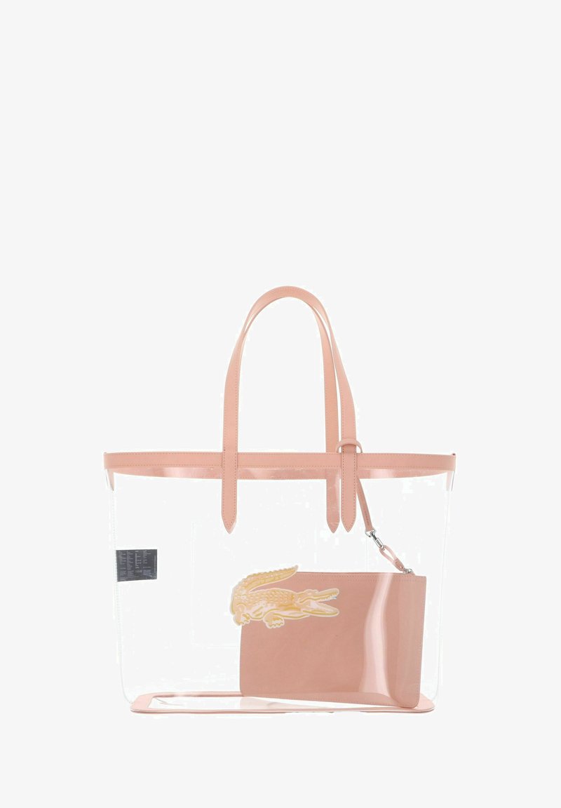 Borsa a tracolla trasparente con manici e rifiniture rosa, contenente una pochette rosa abbinata con un emblema di coccodrillo.