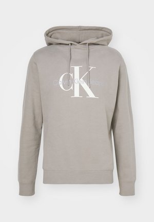 Sweat à capuche gris clair avec logo Calvin Klein Jeans blanc et gris clair à l'avant, avec cordons et poignets et ourlet côtelés.
