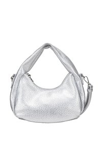 Bolso de mano metálico plateado con un acabado texturizado, cuerpo curvado y una correa corta y redondeada. Cuenta con un cierre con cremallera y un diseño elegante.