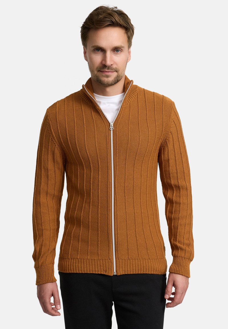 Brauner Pullover mit Reißverschluss, vertikaler Rippstruktur, hohem Kragen und kontrastierendem weißen Reißverschluss. Verfügt über eng anliegende Ärmel und eine taillierte Form.