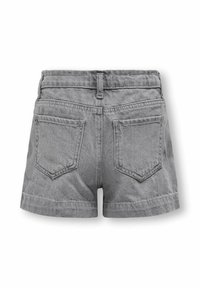 Grå denimshorts med uppvikt nederkant, med två bakfickor och midja utan synliga spännen eller knäppningar.
