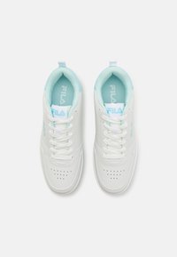 Hvite sneakers med lyseblå detaljer, glatt syntetisk materiale, perforert tåboks, flate lisser og logo på siden og tungen.