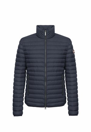 Marineblå quilted puffy jakke med høj krave, frontlynlås og lynlåslommer på siderne; glat tekstur og jævnt fordelte horisontale striber.
